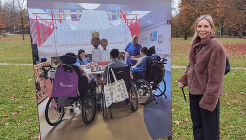 Barbara Martetschläger, Kfm. Direktorin, freut sich, dass das Hegau-Jugendwerk bei der Würde-Ausstellung präsent ist. Die auf dem Bild gezeigte Situation entstand während einer Therapiepause auf der Frühreha. 